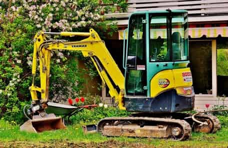 Een machine wordt gebruikt om de tuin af te graven.