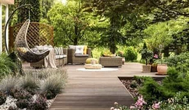 Een stijlvolle tuinaanleg met terras en moderne tuinmeubelen.