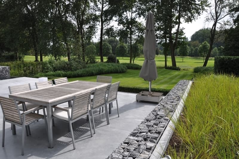 Een tuinaanleg met sierbestrating en terrasontwerp in Zwolle.