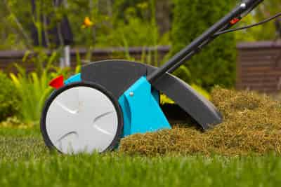 Een verticuteermachine om het gras te onderhouden.